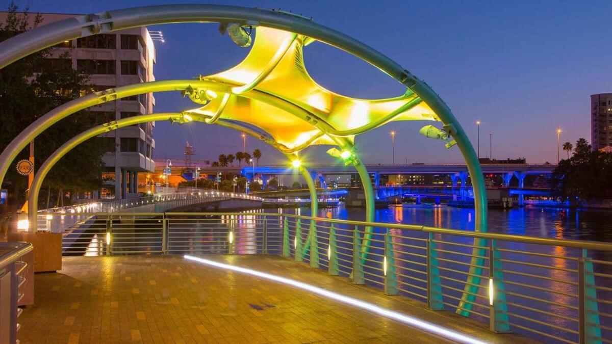 Budget Friendly Sleeps 8 Discounts Available Tampa Exterior photo