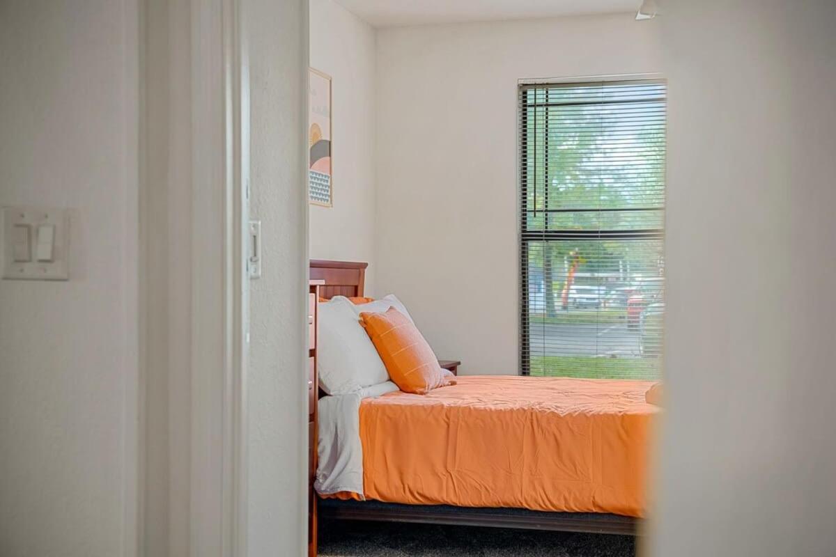 Budget Friendly Sleeps 8 Discounts Available Tampa Exterior photo